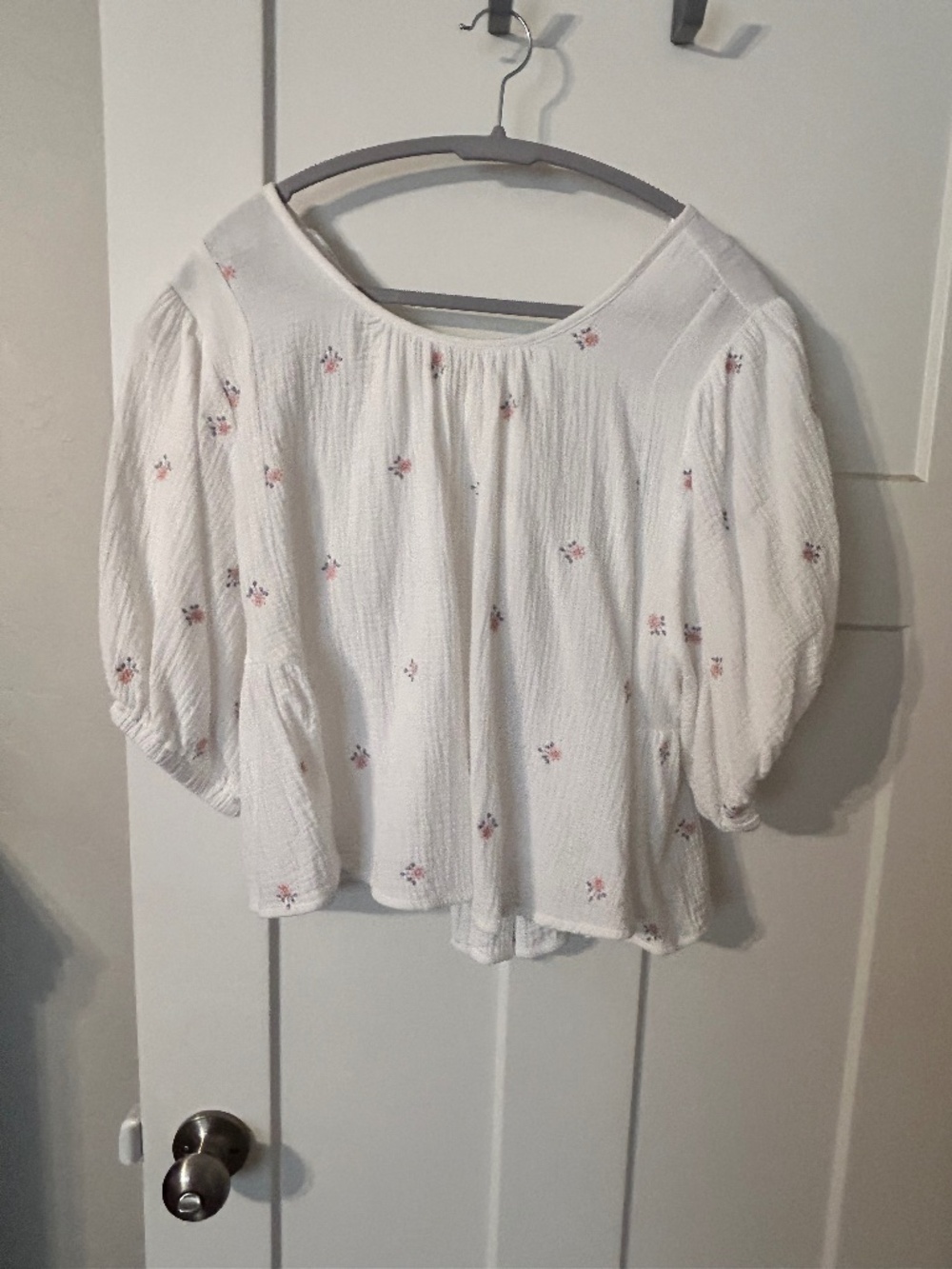 White cropped flower top